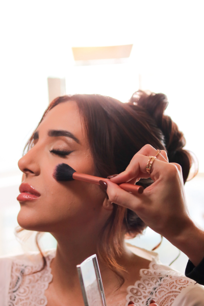 Aplicação de blush em noiva com penteado preso