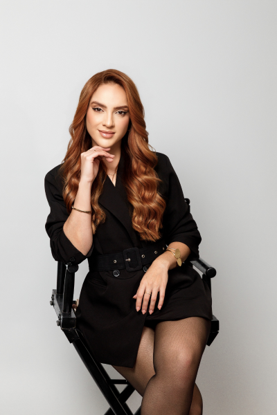 Pamella Sousa sentada em cadeira de maquiagem